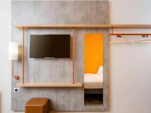 TV a/nebo společenská místnost v ubytování ibis Budget Mâcon Crêches
