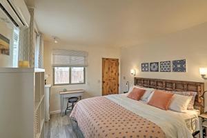 Llit o llits en una habitació de Vibrant Casa Paloma 2 with Patio - Near Vineyards!