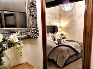 1 dormitorio con cama con espejo y mesa en Grange Farm Lodge en Ripon