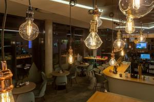 Lounge nebo bar v ubytování ibis Styles Pforzheim + 17 fotografií