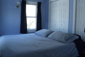 Un pat sau paturi într-o cameră la Rainbow House and small garden