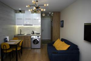 un soggiorno con divano blu e una cucina di New Gudauri, Red Co, Loft 1 a Gudauri