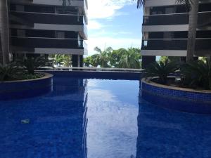 een zwembad in het midden van twee gebouwen bij Flat Beira-Mar Landscape in Fortaleza