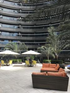 een binnenplaats met banken en tafels en stoelen in een gebouw bij Flat Beira-Mar Landscape in Fortaleza