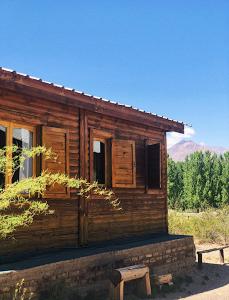 Cabaña de madera con porche y ventana en Terrazas de Uspallata en Uspallata
