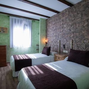 pokój hotelowy z 2 łóżkami i oknem w obiekcie Palacito de la Rubia w mieście Chinchón