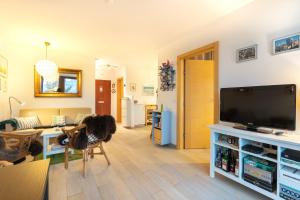 Televízia a/alebo spoločenská miestnosť v ubytovaní Kaprun Apartments