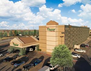 un bâtiment avec des voitures garées dans un parking dans l'établissement MCM Elegante Hotel & Suites Lubbock, à Lubbock