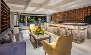 a lobby with a bar with chairs and a table at Alko Hotel Casa Nispero in Cali