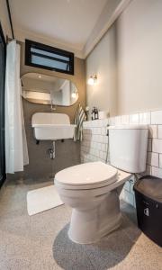 Ένα μπάνιο στο Aridom Designer Loft House