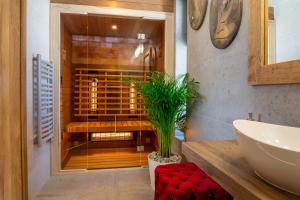 Un baño con lavabo y ducha de cristal. en Willa Mariza Szczawnica Jaworki, en Szczawnica 30 fotos más