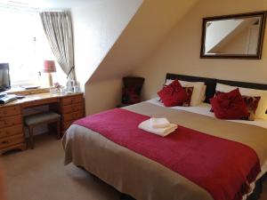 A bed or beds in a room at Cranford Guest House