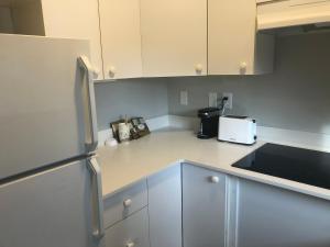 uma cozinha com armários brancos e uma torradeira em Motel 6-Saanichton, BC - Victoria Airport em Saanichton