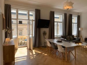 un salon avec une table et un canapé dans l'établissement VIP city CENTER apartment Prague, à Prague