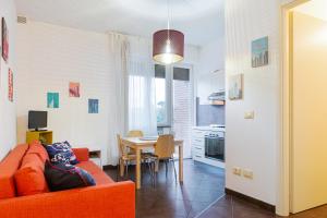 - un salon avec un canapé orange et une table dans l'établissement Porta Al Prato Cozy Apartment, à Florence