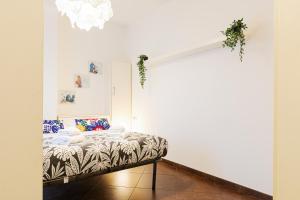 Ce lit se trouve dans un dortoir doté d'un mur blanc. dans l'établissement Porta Al Prato Cozy Apartment, à Florence