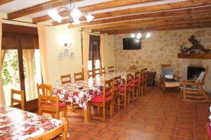 una sala da pranzo con tavolo, sedie e camino di Casa Rural Blas a Brihuega