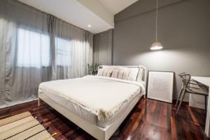 Кровать или кровати в номере Aridom Designer Loft House