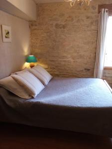 um quarto com uma cama com um candeeiro em La Mare Chambres d'Hôtes Chaix accueil em Étoile-sur-Rhône