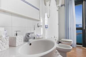 bagno bianco con vasca e servizi igienici di Panorama Palace Hotel a Meta