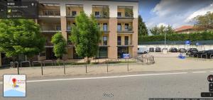 wykonanie parkingu przed budynkiem w obiekcie Apartment Victoria, cozy studio flat near Leonardo Academy w mieście Sesto Calende