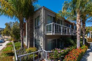 un edificio con palmeras y flores en 215 San Miguel en Avila Beach