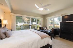 1 dormitorio con 1 cama, vestidor y ventana en 215 San Miguel en Avila Beach