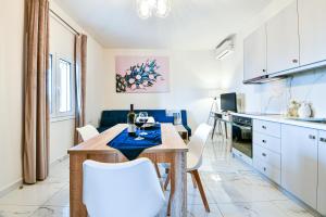 Η κουζίνα ή μικρή κουζίνα στο Koukounari Luxury Apartments