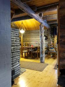 una sala da pranzo con un tavolo e un muro di pietra di Villa Kelotupa a Hossa