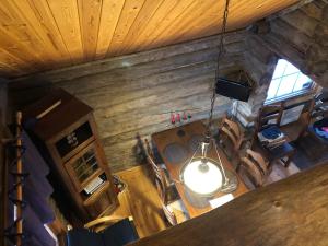 Una vista aérea de un comedor con una mesa y sillas. en Villa Kelotupa, en Hossa