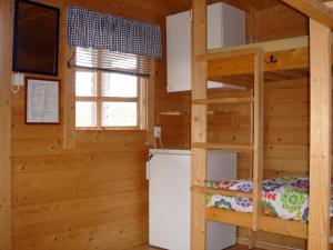 Camera con letto a castello e frigorifero. di Yxningens Holiday Homes, Cottages and Camping a Gusum