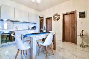 Η κουζίνα ή μικρή κουζίνα στο Koukounari Luxury Apartments