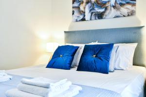 Ένα ή περισσότερα κρεβάτια σε δωμάτιο στο Koukounari Luxury Apartments