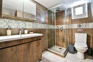 Ένα μπάνιο στο Koukounari Luxury Apartments +37 φωτογραφίες