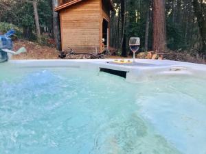 Majoituspaikassa A Lovely Cabin House at Way Woods Retreat with Outdoor Hot Tub! - By Sacred Hub MGMT tai sen lähellä sijaitseva uima-allas