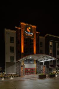 a building with a sign that reads comfort suites at Comfort Suites in Cedar Park