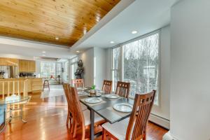 Afbeelding uit fotogalerij van Contemporary Maine Retreat in Bethel