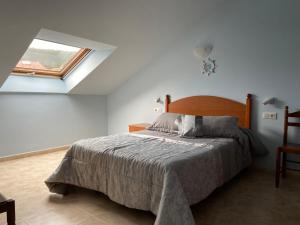 Posteľ alebo postele v izbe v ubytovaní Apartamentos Playa Langosteira + 37 fotografií