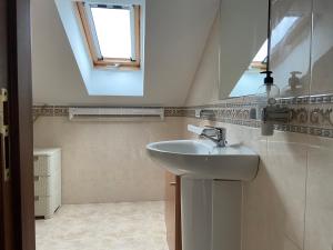 Kúpeľňa v ubytovaní Apartamentos Playa Langosteira