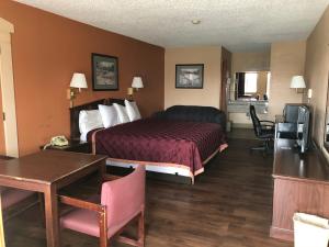 Cisco的住宿－Lone Star Inn，酒店客房配有一张床铺和一张桌子。