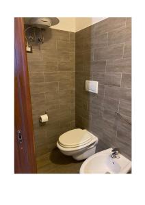 uma casa de banho com um WC e um lavatório em Alloggio turistico em Capodimonte