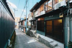 un callejón con edificios y una calle en Nagasaki - House / Vacation STAY 70083, en Nagasaki