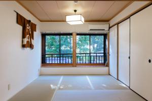 une chambre vide avec une grande fenêtre dans l'établissement Nagasaki - House / Vacation STAY 70083, à Nagasaki