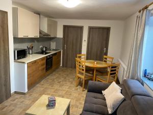 Kuchyň nebo kuchyňský kout v ubytování Apartmány Míra