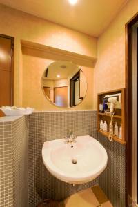 大阪的住宿－Osaka - Hotel / Vacation STAY 70140，一间带水槽和镜子的浴室