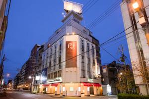 大阪的住宿－Osaka - Hotel / Vacation STAY 70140，建筑的侧面有标志