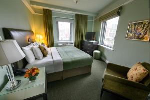 Pokój hotelowy z łóżkiem i krzesłem w obiekcie Hotel Beacon w Nowym Jorku