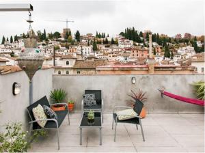 グラナダにあるApartment in the center of Granada, nearby Alhambraのバルコニー(椅子、テーブル付)が備わります。