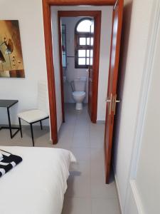 łazienka z łóżkiem i toaletą w pokoju w obiekcie HATO Holiday Home Fuerteventura w mieście Costa Calma