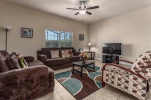 ein Wohnzimmer mit Sofas und einem Flachbild-TV in der Unterkunft Paradise Palms-RU580 in Kissimmee